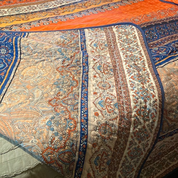 Queen Size Bedspread with Shams. - Picture 6 of 10